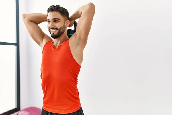 Hombre Árabe Joven Sonriendo Entrenamiento Seguro Con Kettlebell Centro Deportivo — Foto de Stock
