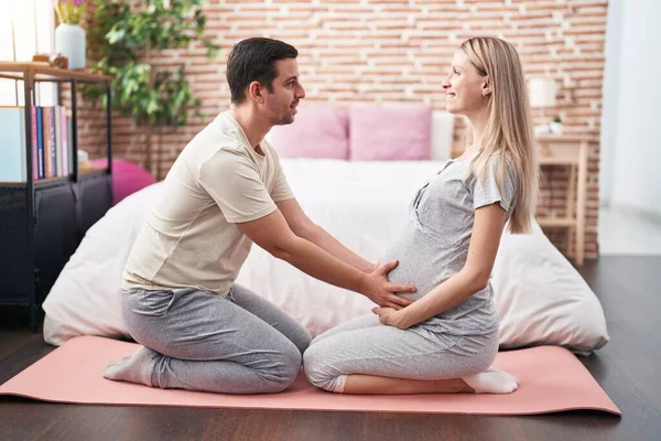 Uomo Donna Coppia Attesa Pancia Facendo Esercizio Prepartum Camera Letto — Foto Stock