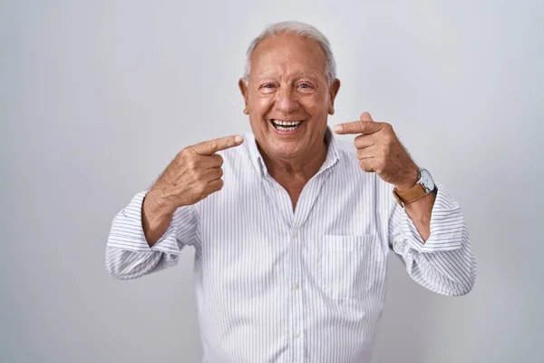 Hombre Mayor Con Pelo Gris Pie Sobre Fondo Aislado Sonriendo —  Fotos de Stock