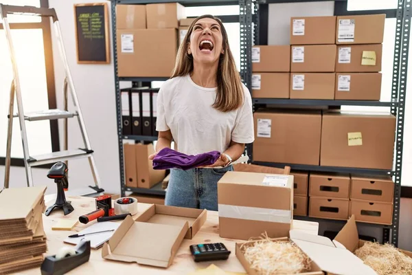 Young Hispanic Woman Working Online Clothe Shop Angry Mad Screaming — Foto de Stock