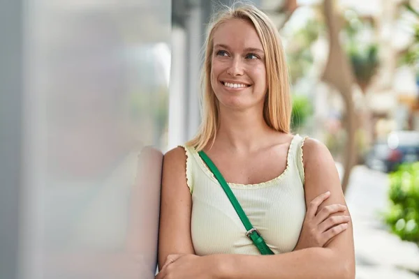 Young Blonde Woman Smiling Confident Standing Arms Crossed Gesture Street — Stock Photo, Image