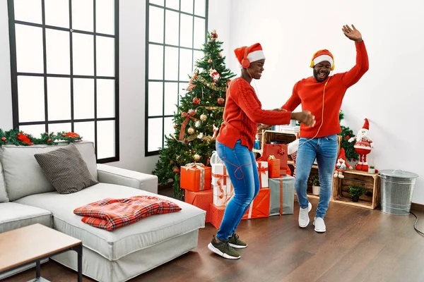 Junges Afrikanisch Amerikanisches Paar Lächelt Glücklich Und Tanzt Hause Weihnachtsbaum — Stockfoto