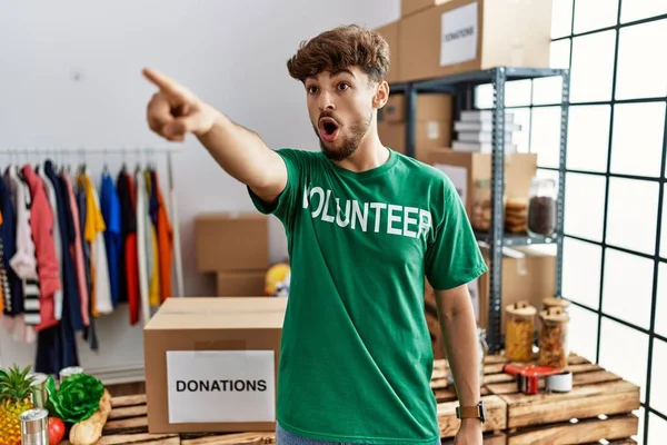 Giovane Arabo Indossando Shirt Volontariato Donazioni Stand Punta Con Dito — Foto Stock