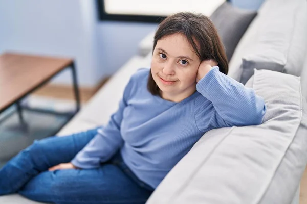 Jovem Com Síndrome Sorrindo Confiante Sentado Sofá Casa — Fotografia de Stock