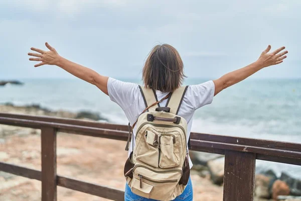 Donna Mezza Età Turista Che Indossa Zaino Piedi Mare — Foto Stock