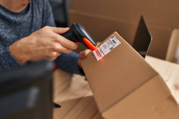 Young Hispanic Man Ecommerce Business Worker Scanning Package Office — Φωτογραφία Αρχείου