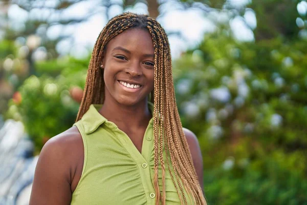 Mujer Afroamericana Sonriendo Confiada Pie Parque — Foto de Stock