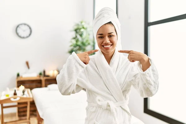 Giovane Donna Bruna Indossa Asciugamano Accappatoio Piedi Centro Bellezza Sorridente — Foto Stock