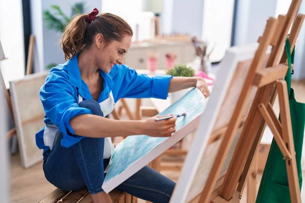 Young Woman Artist Smiling Confident Drawing Art Studio — 스톡 사진