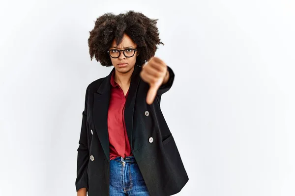 黑头发 身穿商务外套 戴着眼镜的非洲裔美国女人看上去不高兴 带着拒绝和负面的手势 不好的表达方式 — 图库照片