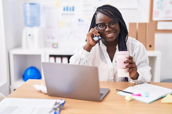 Afrikaans Amerikaanse Vrouw Zakenman Praten Smartphone Het Drinken Van Koffie — Stockfoto