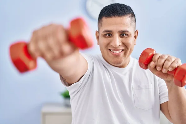 Jovem Latino Sorrindo Confiante Usando Halteres Boxe Casa — Fotografia de Stock