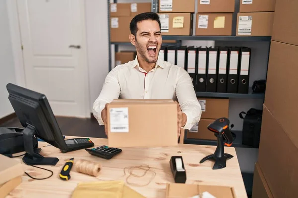 Jonge Spaanse Man Met Baard Die Werkt Bij Kleine Bedrijven — Stockfoto