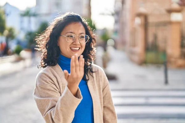 Joven Mujer China Sonriendo Confiado Haciendo Gesto Que Viene Con — Foto de Stock