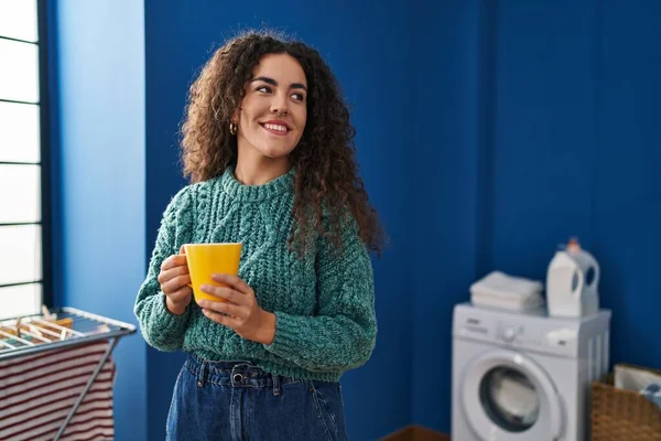 Young Beautiful Hispanic Woman Drinking Coffee Waiting Washing Machine Laundry — Photo