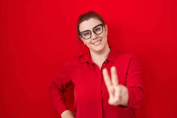Young Hispanic Woman Red Hair Standing Red Background Smiling Looking —  Fotos de Stock