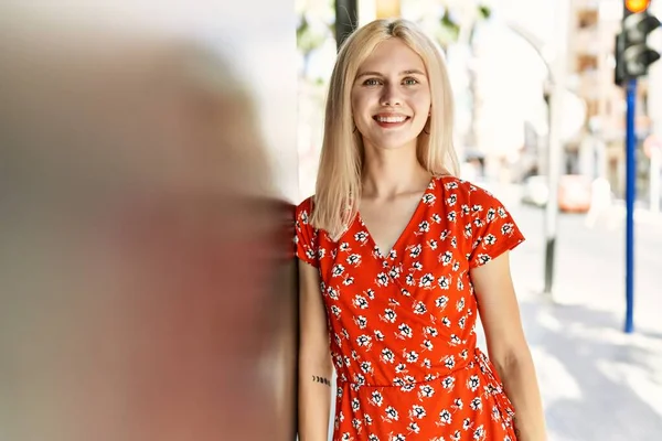 Jong Blond Meisje Glimlachen Gelukkig Staan Stad — Stockfoto