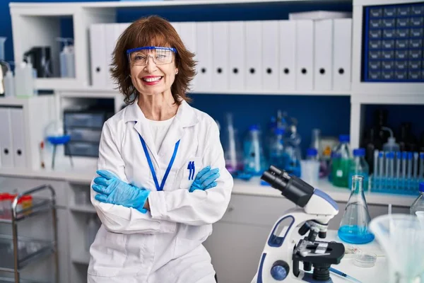 Μέση Ηλικία Γυναίκα Επιστήμονας Χαμογελώντας Αυτοπεποίθηση Κάθεται Χέρια Σταυρωμένα Χειρονομία — Φωτογραφία Αρχείου