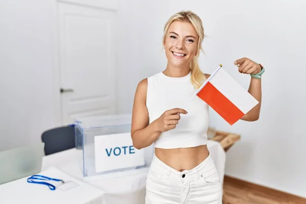 Молода Біла Жінка Політичних Виборах Тримає Прапор Польщі Посміхаючись Щасливо — стокове фото
