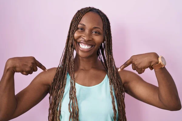 Mujer Afroamericana Pie Sobre Fondo Rosa Mirando Confiado Con Sonrisa —  Fotos de Stock