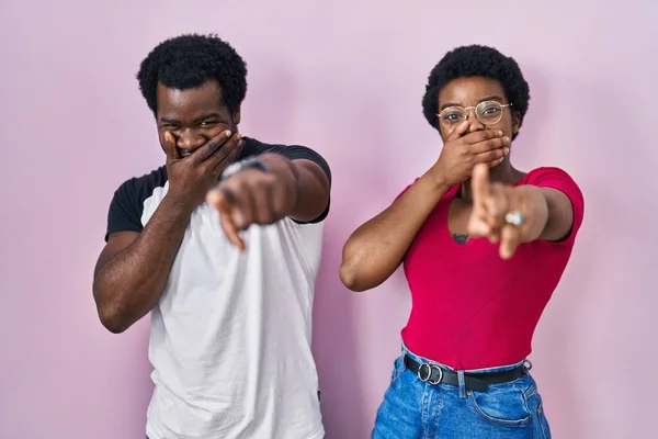Jong Afrikaans Amerikaans Paar Staan Roze Achtergrond Lachen Naar Wijzend — Stockfoto