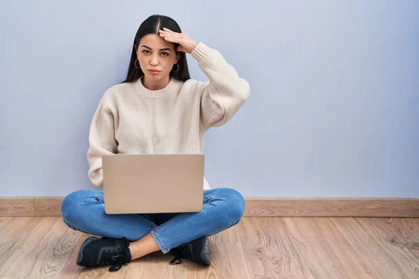 Młoda Kobieta Korzystająca Laptopa Siedząca Podłodze Domu Zmartwiona Zestresowana Problemem — Zdjęcie stockowe