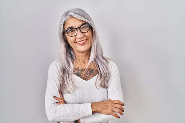Frau Mittleren Alters Mit Grauen Haaren Steht Vor Weißem Hintergrund — Stockfoto