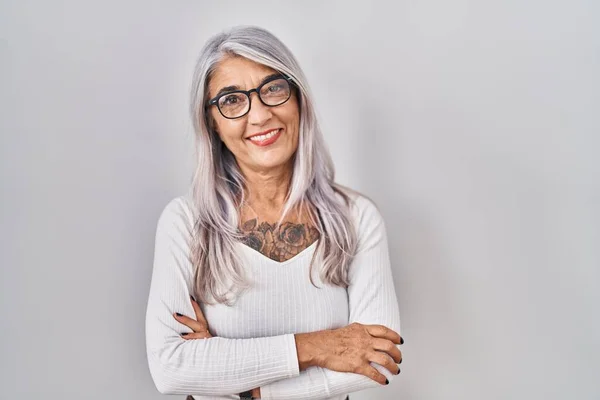 Mujer Mediana Edad Con Pelo Gris Pie Sobre Fondo Blanco —  Fotos de Stock