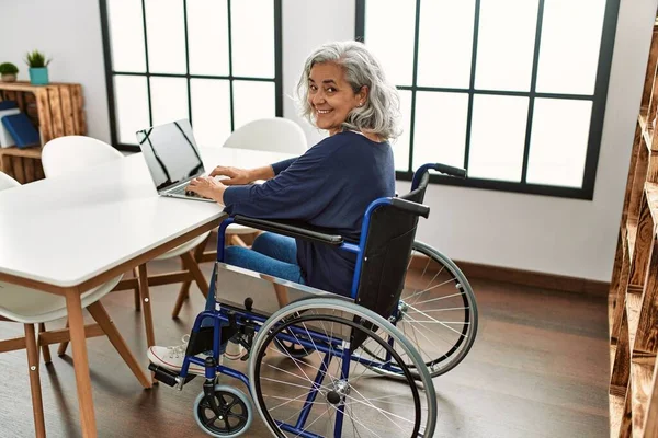 Evde Tekerlekli Sandalyede Oturan Orta Yaşlı Gri Saçlı Engelli Bir — Stok fotoğraf