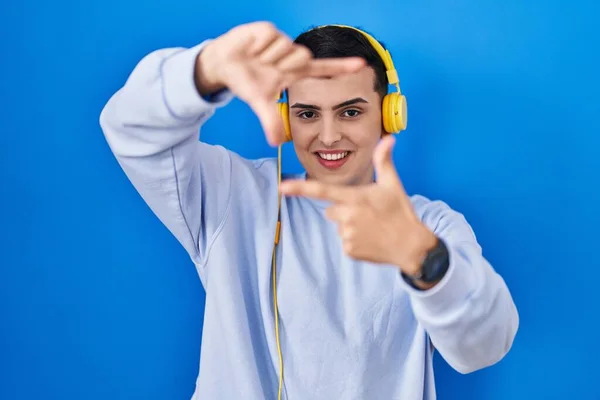 Non Binary Person Listening Music Using Headphones Smiling Making Frame — Stock Photo, Image