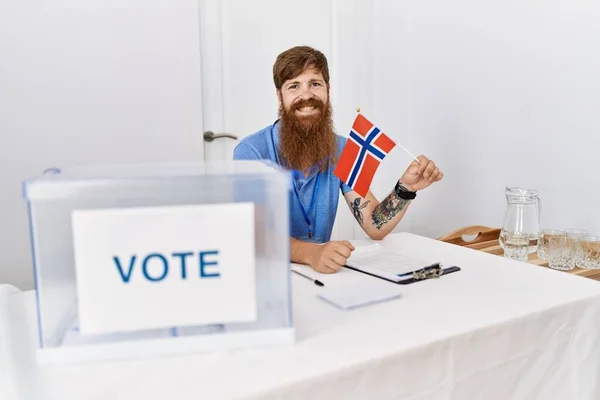 Vit Man Med Långt Skägg Politiskt Kampanjval Med Norsk Flagga — Stockfoto