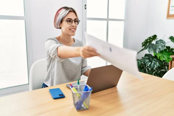 Jonge Kaukasische Zakenvrouw Met Behulp Van Laptop Werken Kantoor — Stockfoto