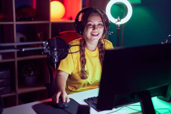 Ung Blond Kvinna Streamer Spelar Spel Med Hjälp Dator Spelrum — Stockfoto