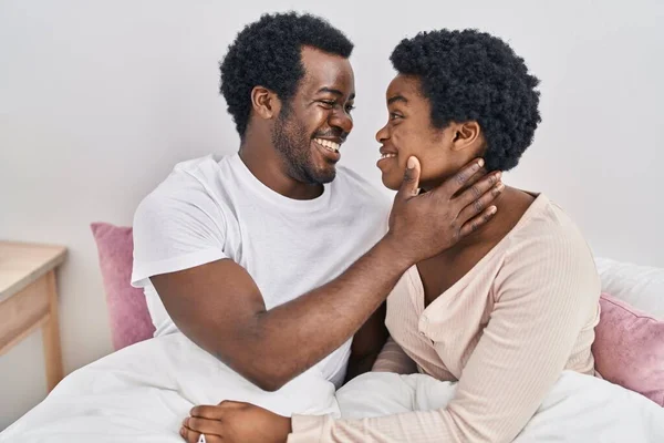 Africain Américain Homme Femme Couple Étreignant Autre Assis Sur Lit — Photo