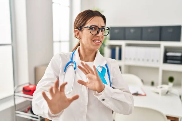 Jovem Morena Médica Mulher Vestindo Estetoscópio Clínica Expressão Repugnante Descontente — Fotografia de Stock