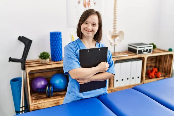 Brunette Woman Syndrome Working Holding Clipboard Physiotherapy Clinic — Foto de Stock