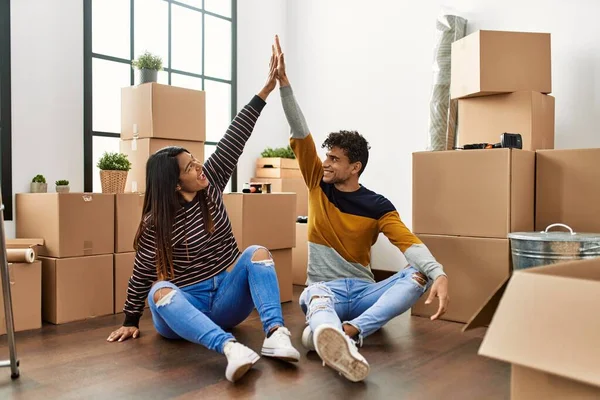 Joven Pareja Latina Cinco Con Las Manos Levantadas Sentadas Suelo — Foto de Stock