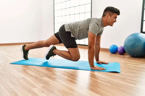 Joven Hispano Sonriendo Confiado Entrenamiento Abs Ejercicio Centro Deportivo —  Fotos de Stock