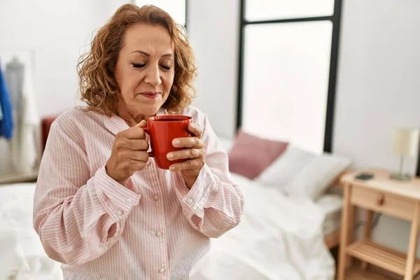 Kaukasische Frau Mittleren Alters Trinkt Kaffee Schlafzimmer — Stockfoto