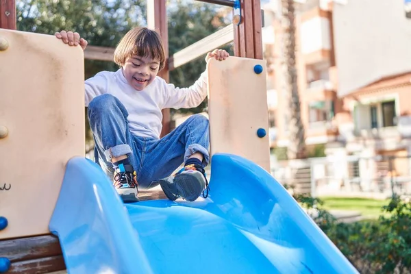 Syndroom Kind Glimlachen Zelfverzekerd Spelen Glijbaan Het Park — Stockfoto