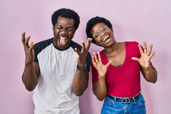 Joven Pareja Afroamericana Pie Sobre Fondo Rosa Celebrando Loco Loco — Foto de Stock