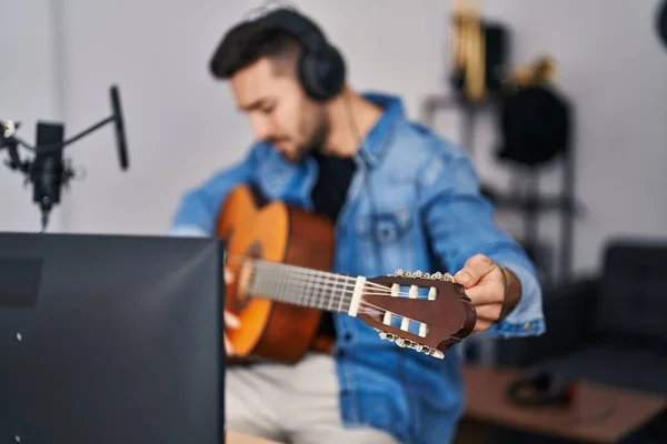 Jovem Hispânico Tocando Guitarra Clássica Estúdio Música — Fotografia de Stock