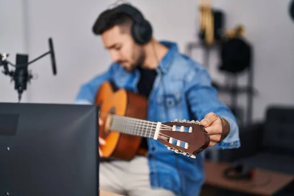 Jonge Spaanse Man Speelt Klassieke Gitaar Muziekstudio — Stockfoto