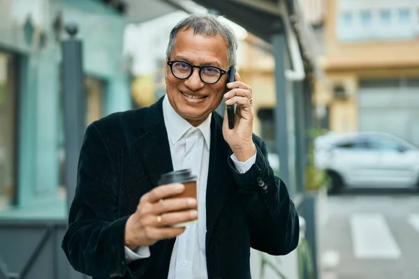 Middelbare Leeftijd Zuidoost Aziatische Man Aan Telefoon Het Drinken Van — Stockfoto