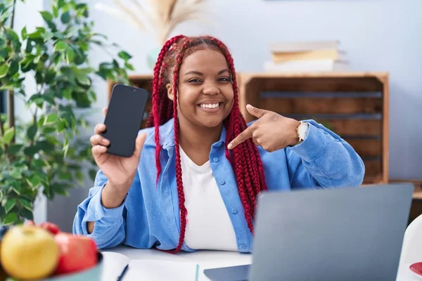 African American Woman Braided Hair Holding Smartphone Showing Blank Screen — Foto Stock