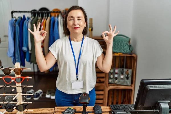 Mulher Hispânica Meia Idade Bonita Trabalhando Como Gerente Loja Boutique — Fotografia de Stock
