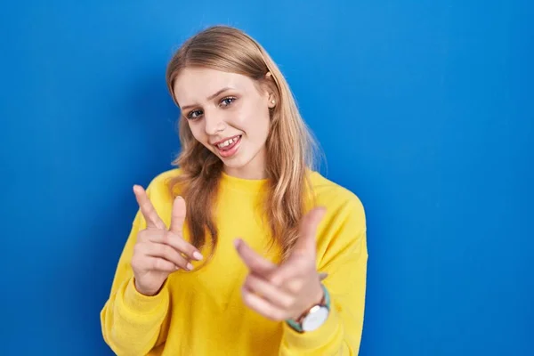 Mujer Caucásica Joven Pie Sobre Fondo Azul Señalando Los Dedos —  Fotos de Stock