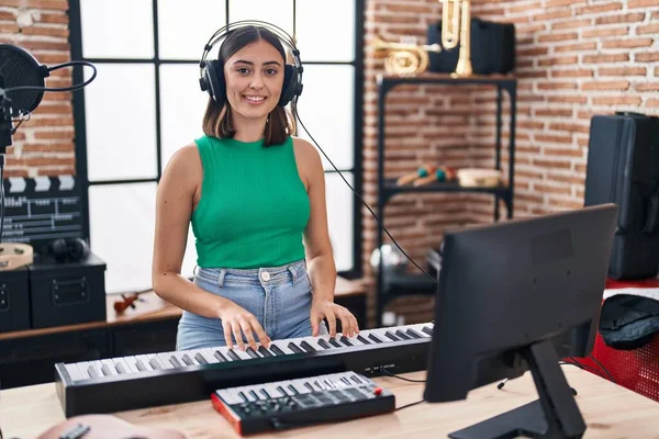 Jeune Musicienne Hispanique Jouant Clavier Piano Studio Musique — Photo