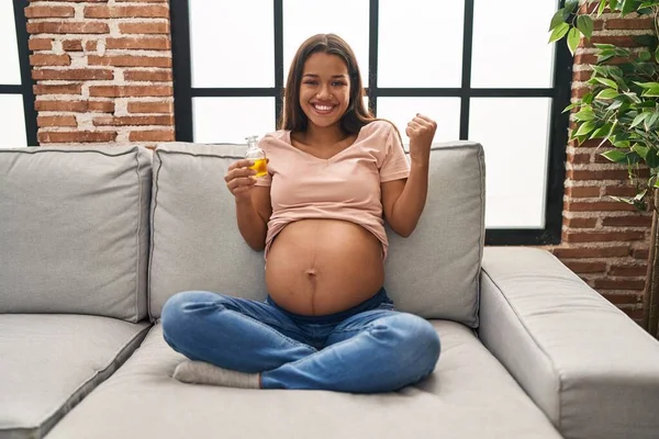 Jonge Zwangere Vrouw Houdt Vochtinbrengende Olie Hydrateren Buik Schreeuwen Trots — Stockfoto