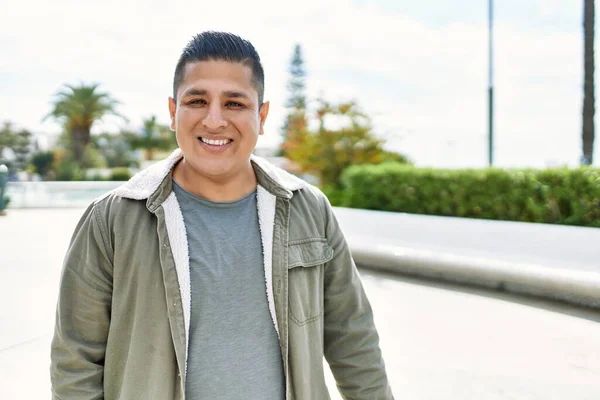 Молодий Латинський Чоловік Усміхається Щасливий Стоячи Місті — стокове фото